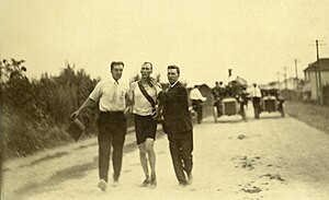Thomas Hicks running the marathon at the 1904 ...