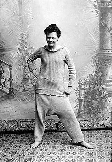Marie Høeg sett forfra i vidt strikket undertøy (Macco). ca. 1895-1903.