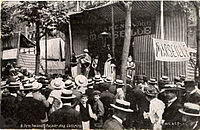 Stand des frères Marseille lors d'une fête foraine