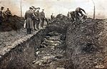 Foto eines Massengrabes bei Vimy (oder evtl. bei Fromelles), wie es zunächst 1916 als Postkarte veröffentlicht wurde.