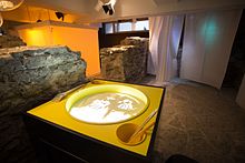 Materiaalkultuuride ruum Nukuteatrimuuseumis, kus tuld, vett, õhku ja maad on kujutatud teatraalsete vahenditega.