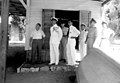ר/ח אנריקו לוי מלוה את הנספח הימי הבריטי לטורקיה, איראן וישראל, קפטן ארול נורמן סינקלר, בצריף הסירות החדש של בית הספר בעכו, 1955