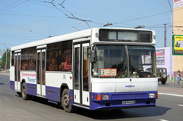 Autobuso n-ro 93 sur avenuo di Lenin.