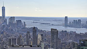 Uitzicht naar het zuiden met One World Trade Center, Ellis Island, het Vrijheidsbeeld, de Hudson Rivier en rechts Jersey City
