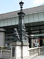 日本桥亲柱的狮子像，可见东京市市徽，即今之东京都徽