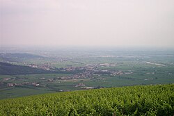 Il paese di Illasi, nella valle omonima, visto dal Monte Garzon.