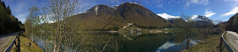 Loen sett fra fylkesvei 60 Foto: Fortegnet panoramabilde våren 2015