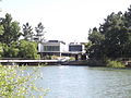 Lagoa artificial, ponte e o restaurante ao fundo.