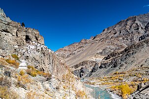 Le monastère de Phuktal, dominant une vallée du Zanskar, dans l'État indien du Ladakh. (définition réelle 5 658 × 3 772)
