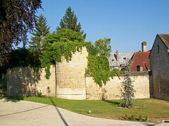 Vestiges du fief de Mello, ancien château-fort du XIIIe siècle.