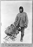 Scott in Polarkleidung vor einem Transportschlitten am 13. April 1911