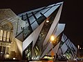 מראה בניין המוזיאון המלכותי של אונטריו בשעות הערב