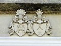 Wappen der Carnap und Plessen über dem Portal des Herrenhauses Reez