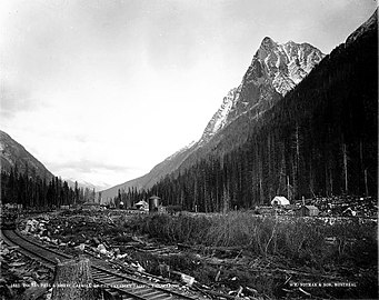 Der Rogers Pass 1887, der Mount Macdonald im Hintergrund (rechts)