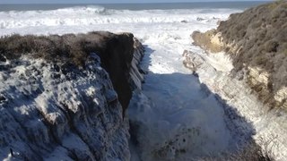 Файл: Бурлящее море в государственном парке Монтана-де-Оро.webm