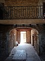 Vue de l'entrée du manoir depuis l'escalier monumental