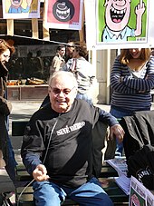 Siné sur le stand de Siné Hebdo lors de la manifestation du 19 mars