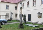 Sloup s křížkem na nádvoří Oblastního muzea v Děčíně (Q38048889) 01.jpg