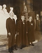 З Сарою Бард Філд[en] біля меморіалу Сьюзен Б. Ентоні, Елізабет Кеді Стентон і Лукреції Мотт, 15.02.1921