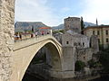 Blick auf die Alte Brücke in Mostar vom westlichen Brücken-Absatz 2014