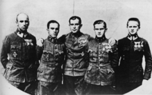 Photo noir et blanc de 5 hommes en uniforme