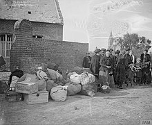 Soldats britanniques et des civils à Brancourt.(Photo prise le 9 novembre 1918).