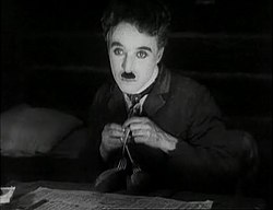El actor en La quimera del oro (1925)