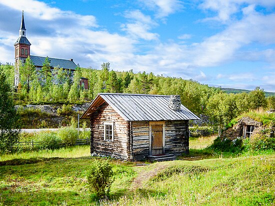 Kirche und Kirchenstuben in Mantojärvi bei Utsjoki in Finnland