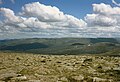 Blick vom Cairn Gorm nach Osten zum breiten Plateau des Beinn a’ Bhùird, links die Spitze des weiter östlich liegenden Ben Avon