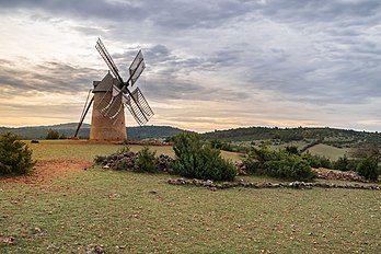 Le moulin de Redounel, à La Couvertoirade, dans le Rouergue. (définition réelle 5 359 × 3 573)