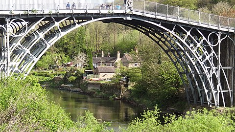 Bwthynnod yn Bower Yard, Benthall, gweld o'r Iron Bridge ar Afon Hafren