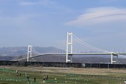 白鳥大橋パークゴルフ場と白鳥大橋（2015年4月）