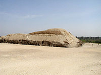Monumentální mastaba stojící na rozhraní pouště a úrodné země