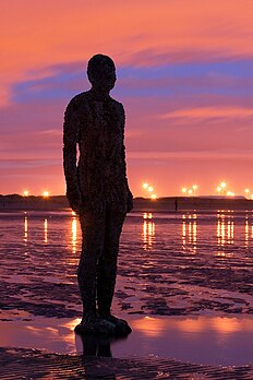 Sculpture métallique d’Antony Gormley à Crosby Beach près de Liverpool (Angleterre). (définition réelle 702 × 1 054*)