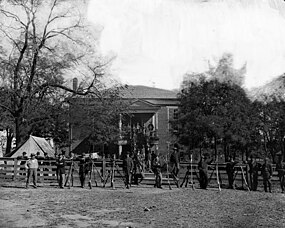 Vojáci Unie před Appomattoxským soudem