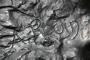 La signature du sculpteur Auguste Rodin sur Le Penseur. (définition réelle 4 368 × 2 912)