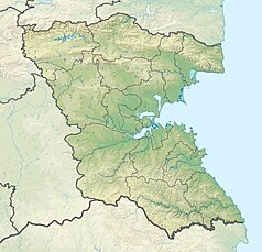 Mapa konturowa obwodu Burgas, w centrum znajduje się owalna plamka nieco zaostrzona i wystająca na lewo w swoim dolnym rogu z opisem „Jezioro Burgaskie”