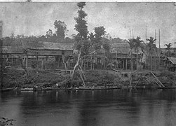 Pemandangan desa Tumbang Anoi dari sungai Kahayan di desa Dayak Tumbang Anoi, Kalimantan Tengah. (Mei–Juli 1894)