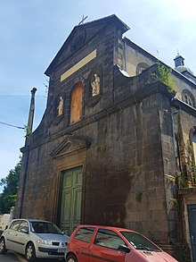 Photographie de la façade principale de la chapelle.