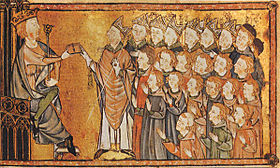 Le roi de France, assis sur son trône, portant son sceptre et sa couronne, remet le livre à l'archevêque de Rouen accompagné par ses six suffragants 17 autres personnes.