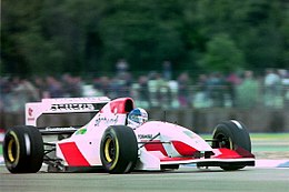 Derek Warwick - Footwork FA14 au cours de la pratique pour le Grand Prix de Grande-Bretagne 1993 (32873535493) .jpg