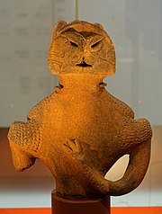 左：左右非対称の施文が施された上黒駒遺跡出土土偶。 右：帽子をかぶった男性埴輪（サンフランシスコ・アジア美術館蔵）