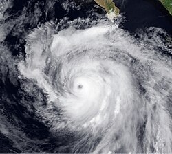 L'ouragan Cesar-Douglas près de son pic d'intensité en août 1996.