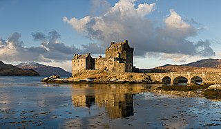 Pohled na ostrov Eilean Donan ve Skotsku se stejnojmenným hradem