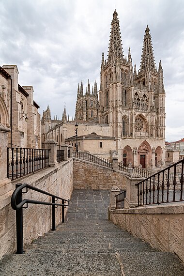 Catedral de Burgos, declarada Patrimônio Mundial pela Organização das Nações Unidas para a Educação, a Ciência e a Cultura em 31 de outubro de 1984. É a única catedral espanhola que tem essa distinção de forma independente, sem estar vinculada ao centro histórico de uma cidade. (definição 3 823 × 3 823)