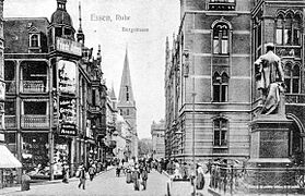 1908: Blick von der Marktkirche nach Süden, rechts das alte Rathaus, davor das Alfred-Krupp-Denkmal, hinten die Kirche St. Johann Baptist