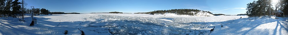 360°-panoramabild från ångsbåtsbryggan på Finnhamn taget i mars 2010. Den kraftiga isbildningen vintern 2010 med decimentertjock is är numera ovanlig i ytterskärgården.