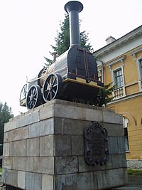 Макет паровоза Черепановых перед входом в краеведческий музей.