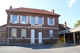 L'école et l'ancienne mairie.