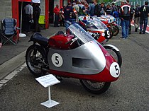 Italiaanse privérijders konden de Gilera Saturno nu ook met twee hydraulische schokdempers kopen, maar ze gaven vaak de voorkeur aan Britse productieracers